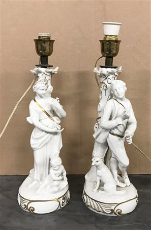 Coppia di lampade in porcellana bianca a figure maschili e femminili a tutto...