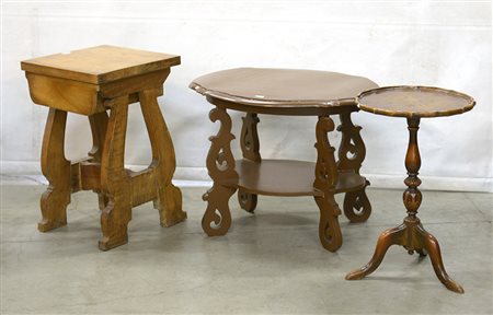 Lotto composto da tre tavolini di dimensioni e fatture differenti (difetti)