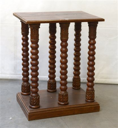 Tavolino rettangolare retto da sei colonne tornite con capitelli intagliati...