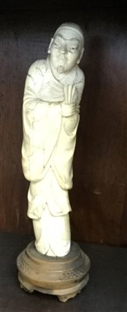 Cortigiano con ventaglio base in legno (h. 26 cm.) (difetti)-EN.