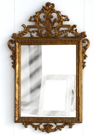 Specchiera con cornice in legno intagliato e dorato, cimasa applicata...