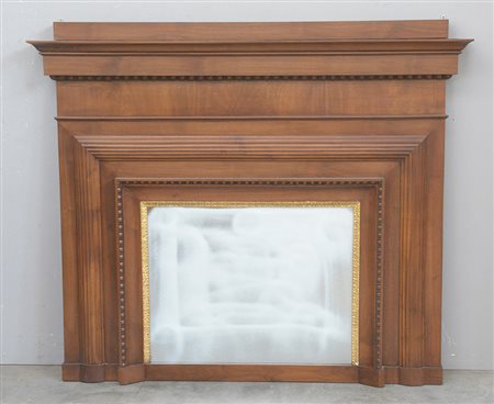 Caminiera in noce decorati a motivo perlinato con cornice interna dorata (h...