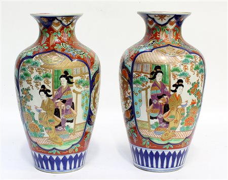 Coppia di vasi policromi decorati con figure e motivi floreali (h. cm. 40)...