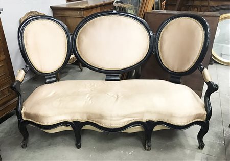 Divano a tre posti di forma mossa in legno ebanizzato con seduta e spalliera...