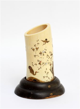 Portapennelli in avorio a decoro Shibayama con gru tra rami di fiori, base in...