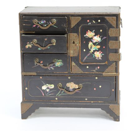 Portagioie con cassettini in legno dipinto con decorazioni in madreperla (h....