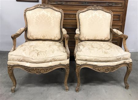 Coppia di poltroncine con struttura in legno intagliato a fiori e volute,...