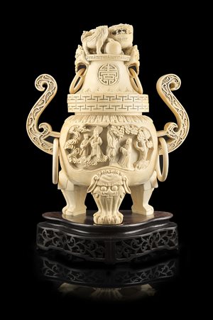 Incensiere tripode in avorio scolpito con Immortali Taoisti, base in legno...