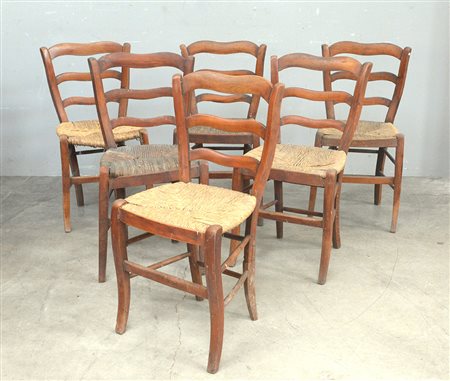 Gruppo di sei sedie in noce con cartelle sagomate, secolo XIX (difetti)