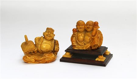 Due sculturine in ambra raffiguranti divinità buddiste (l. max. cm, 9,5)...
