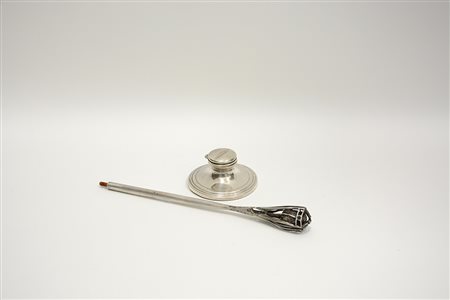 Lotto composto da un manico di ombrello in stile Liberty e un calamaio. In...