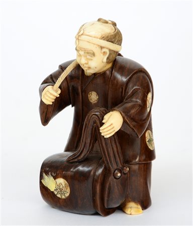 Okimono in legno e avorio raffigurante pescatore, firma alla base Giappone...