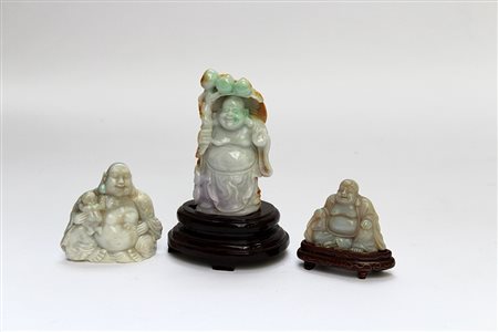Tre sculturine raffiguranti Buddha in giada e pietre dure, basi in legno (h....