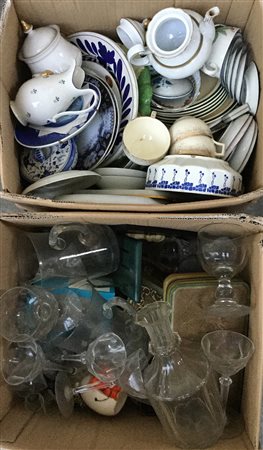 Lotto composto da tre cartoni contenenti numerosi oggetti di usi, forme e...