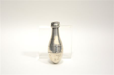 Trousse a forma di fiasca in argento a corpo liscio con boccetta porta...