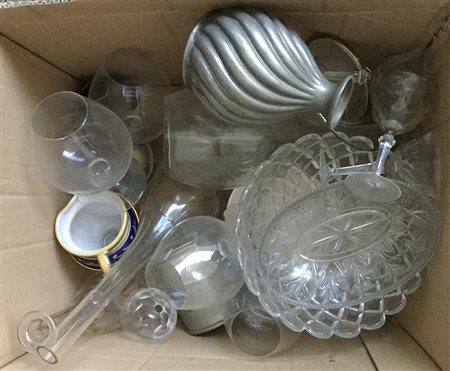 Lotto composto da tre cartoni contenenti numerosi oggetti per usi differenti,...