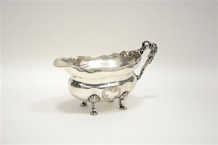 Salsiera in argento a corpo liscio con presa decorata a tutto tondo ad...