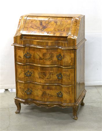 Mobiletto a tre cassetti con fronte mosso e ribalta, lastronato in noce e...