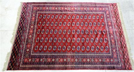 Tappeto Bouhkara, Pakistan, inizio secolo XX. Motivo a Gul su fondo rosso (cm...