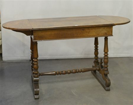 Scrittoio con piano ad alette, due cassetti nella fascia e gambe tornite...