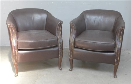 Coppia di poltrone a pozzetto rivestite in similpelle (difetti)