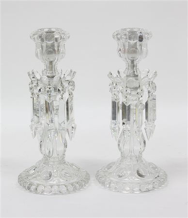 Coppia di candelieri in vetro decorati a pendagli (h cm 30) (difetti)