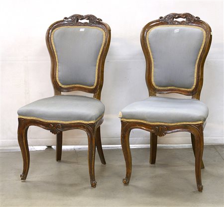 Coppia di sedie in noce intagliato di forma mossa con seduta e spalliera...