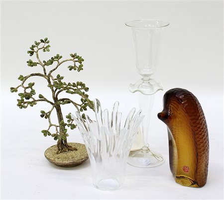 Lotto composto da una scultura raffigurante riccio,una pianta in metallo e...