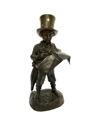 Scultore francese del secolo XIX "Ragazzo con le journal" scultura in bronzo...