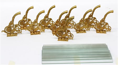 Scatola contenente alcuni reggimensola con vetri (difetti)