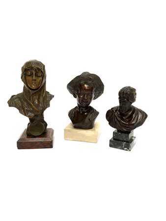 Lotto di tre sculture in bronzo raffiguranti ritratti, poggianti su basi in...