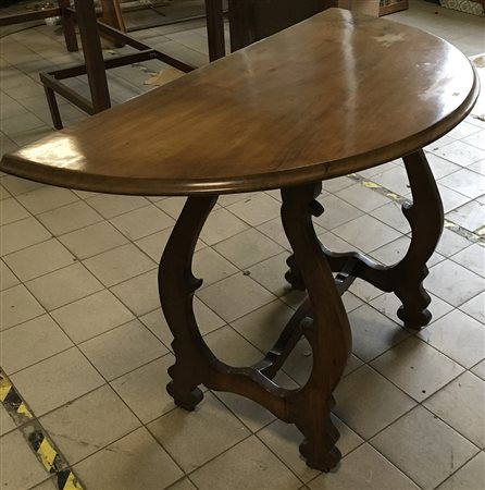 Consolle in noce con gambe a lira e piano demilune (cm 122x80x60) (difetti)