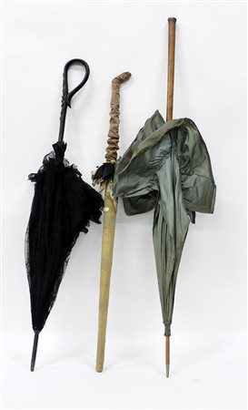 Tre ombrelli da sole con manici in legno di diversa fattura