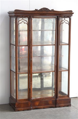 Vetrina lastronata in mogano a tre ripiani con piccole alzate e fondo a...