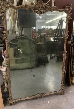 Specchiera con cornice in legno intagliato e argentato a fiori e volute,...