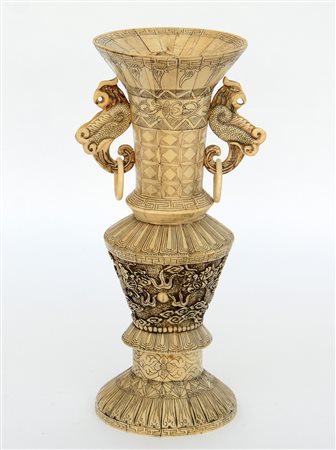 Vaso dalla forma arcaica con anse a fenici e anelli in osso a tasselli (h. 32...