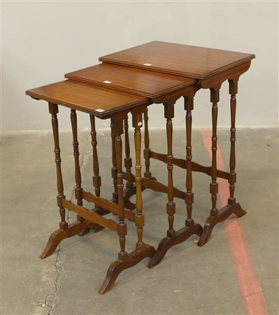 Gruppo di tre tavolini a nido con tre colonnine tornite (lievi difetti)