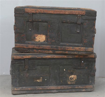 Coppia di bauli in legno laccato verde con cerniere in metallo, secolo XIX...