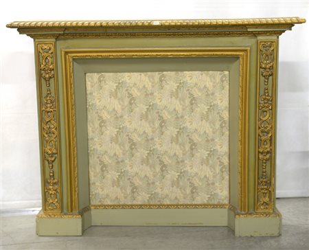 Camino in legno intagliato e laccato decorato a lesene a volute e motivi...