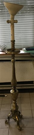 Torciera in ottone con fusto tornito su base tripode, montata a luce...