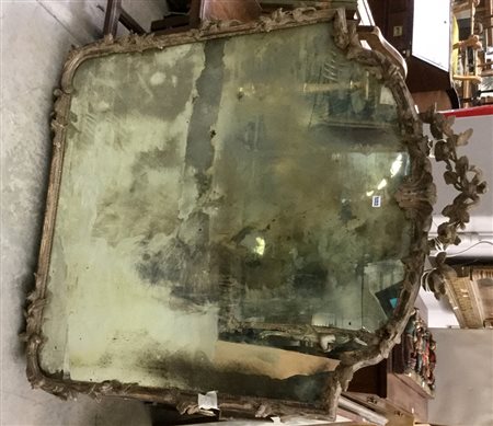 Specchiera con cornice in legno intagliato e argentato a fiori e volute,...