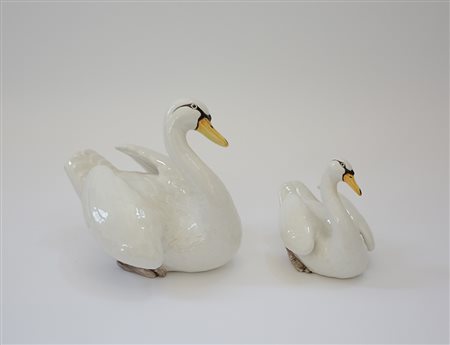 Manifattura di Bassano, lotto di due cigni in ceramica marcato sotto la base...