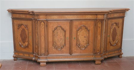 Credenza in noce con due sportelli centrali e due laterali, decorata con...