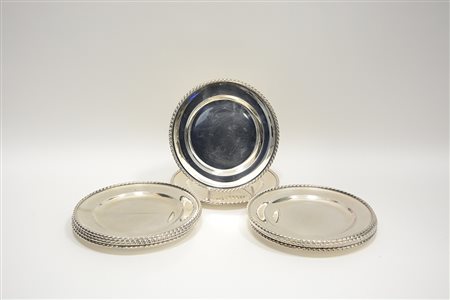 Gruppo di dodici piattini da pane in argento a corpo liscio con bordi...