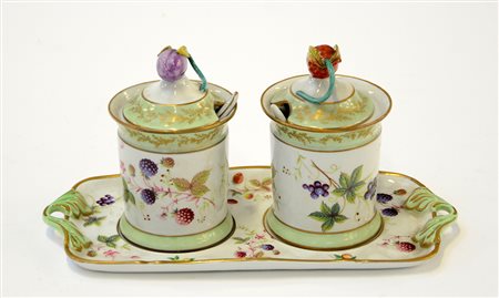 Manifattura francese, secolo XX. Coppia di cremiere in porcellana con...