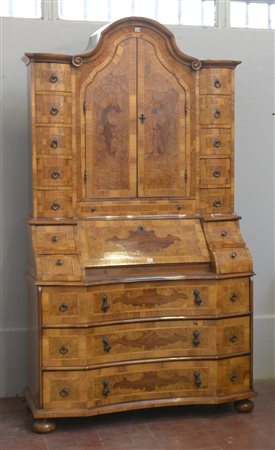 Trumeau lastronato in noce e radica di noce con parte inferiore a tre...