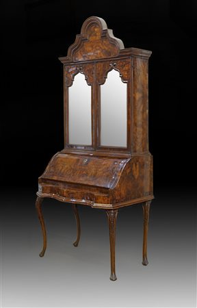 Mobile a due corpi con ribalta lastronato in radica di noce con parte...