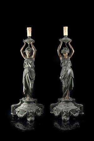 Coppia di candelieri in bronzo decorati a figure femminili a tutto tondo...