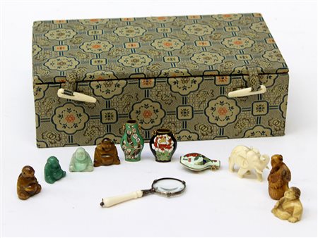 Scatola contenente quattro sculturine di Buddha in pietra dura, tre vasetti...