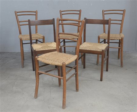 Lotto composto da un gruppo di quattro sedie, unite ad una coppia di fattura...